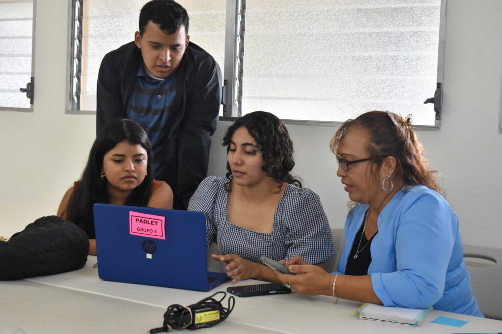 Conversatorio con estudiantes de diversas carreras.